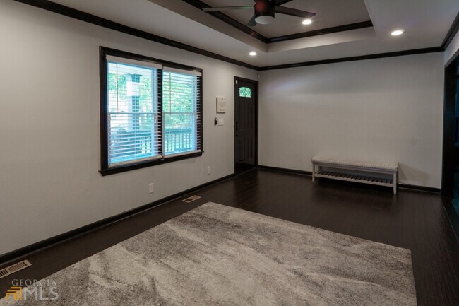 Building Photo - 685 Cedar Ave NW