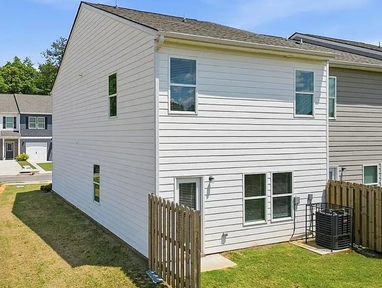 Building Photo - 137 Village Green Dr NW