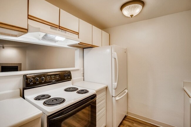 Building Photo - 1000.00 RENT CREDIT!! 2 Bedroom Corner Unit, excellent location!!