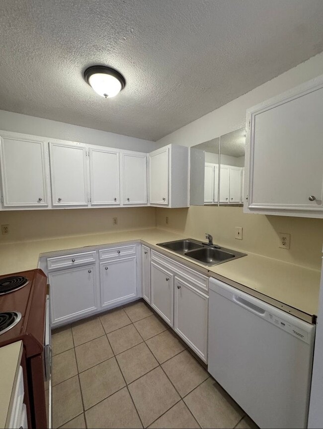 Building Photo - 901 Mayfield Dr