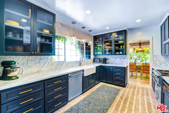 Building Photo - 2049 N Berendo St