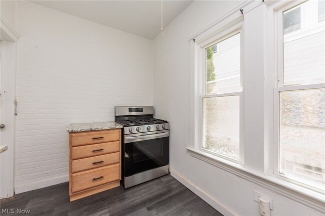 Building Photo - 2035 Chesterland Ave