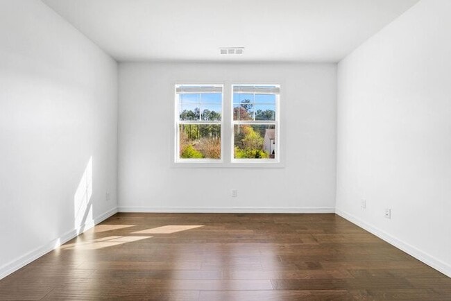 Building Photo - 3388 Kelowna Ct