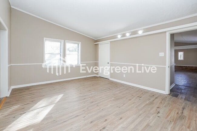 Building Photo - 544 Bellevue St