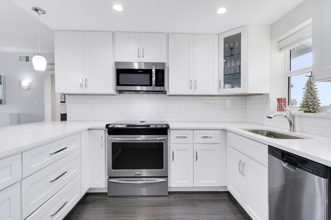 Building Photo - 52 Yacht Club Dr