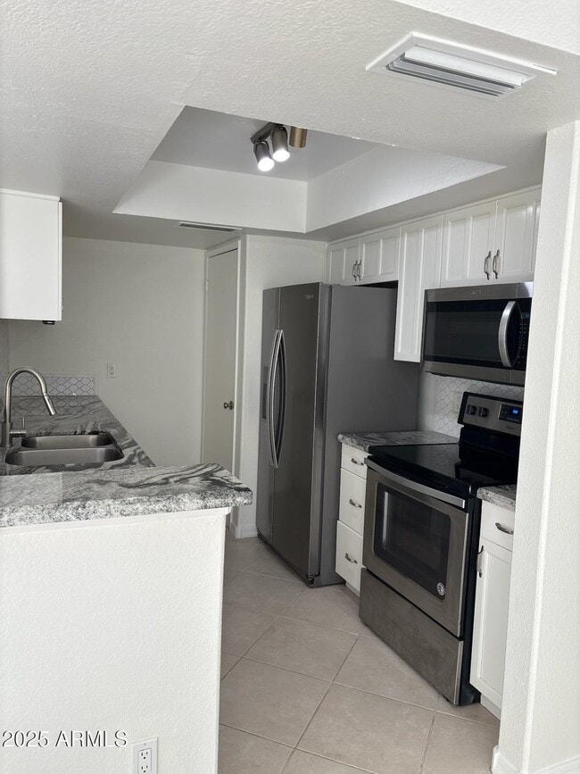 Building Photo - 1333 E Morten Ave