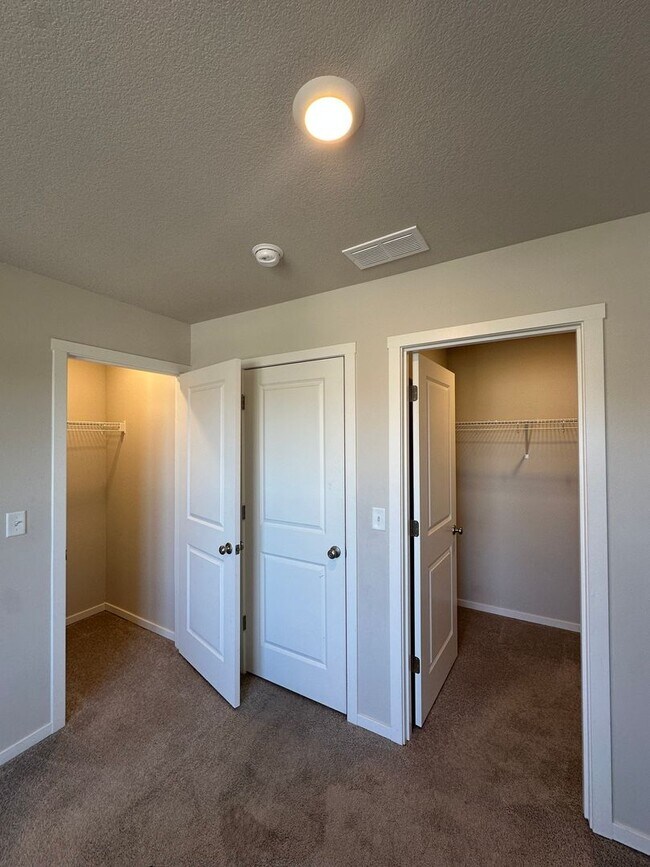 Building Photo - ? Modern 3-Bedroom Townhouse with Bright O...