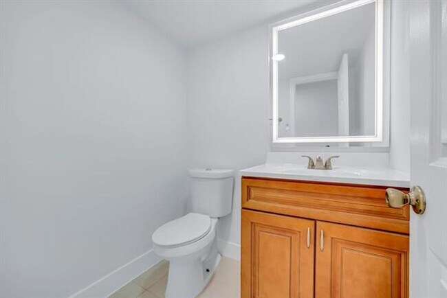 Building Photo - 9240 Fontainebleau Blvd