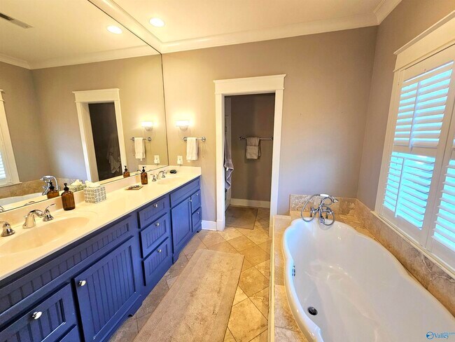 Building Photo - 3002 Brook Park Dr SE