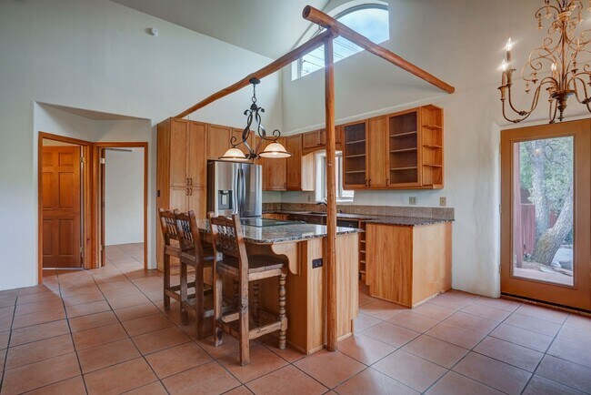 Building Photo - 2 Bedroom plus Office in Main House & Stud...