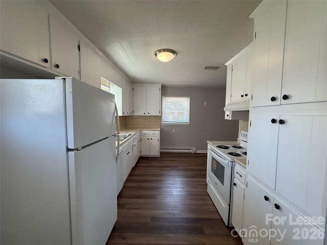 Building Photo - 851 Fieldstone Rd