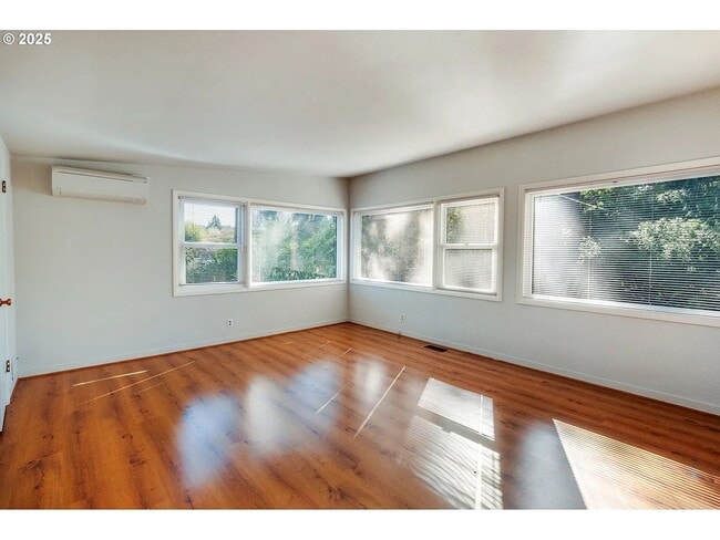 Building Photo - Gorgeous College Hill 4 BD, 3BA in desirab...