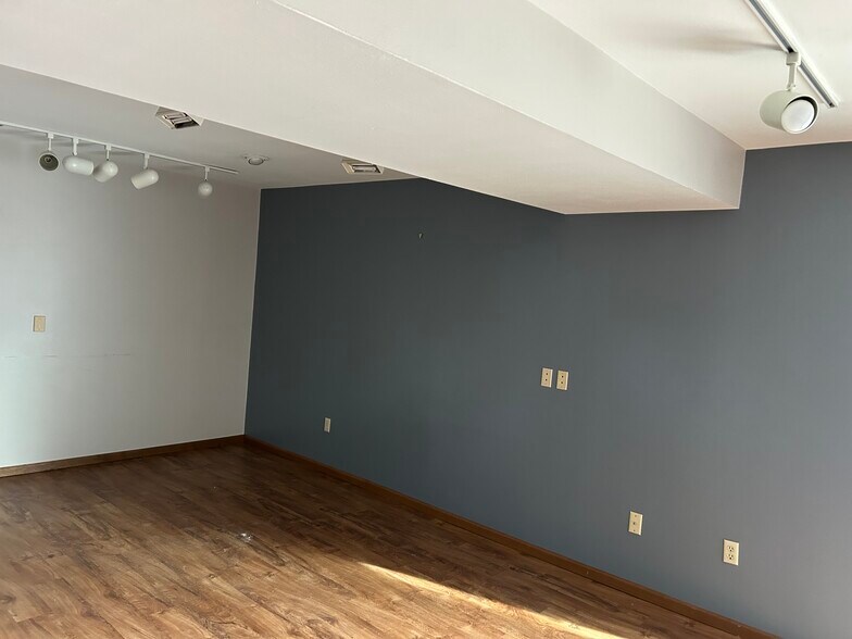 Building Photo - 725 S Belt W