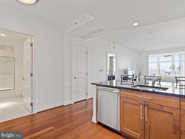 Building Photo - 8220 Crestwood Heights Dr