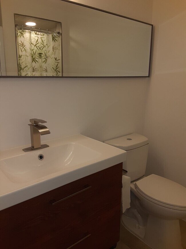 Building Photo - Seasonal-Beautifully renovated top floor 2/2 condo downtown Sarasota.