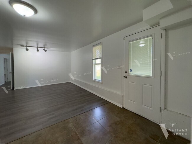 Building Photo - Spacious 4 Bedroom Ozark Home
