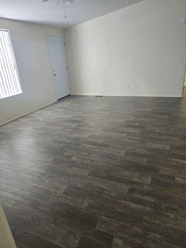 Building Photo - 1915 N Park Ave