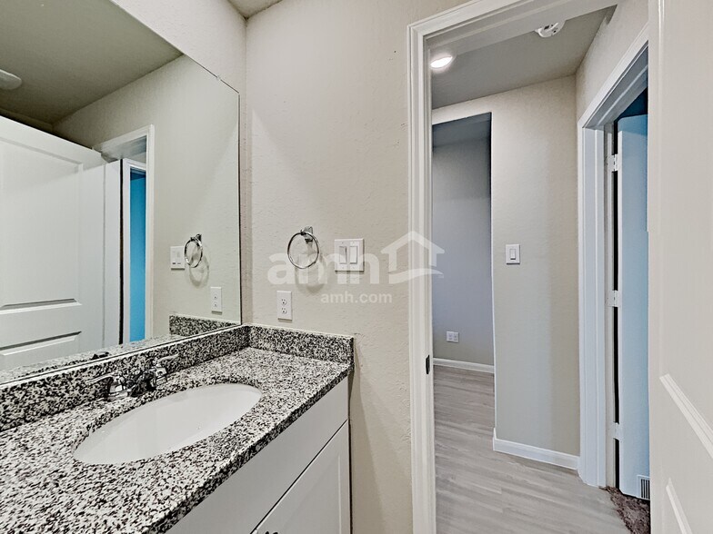 Building Photo - 2713 Iberia Ct