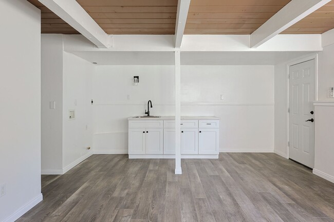 Building Photo - Spacious 5-Bedroom, 3-Bath Home – Convenie...