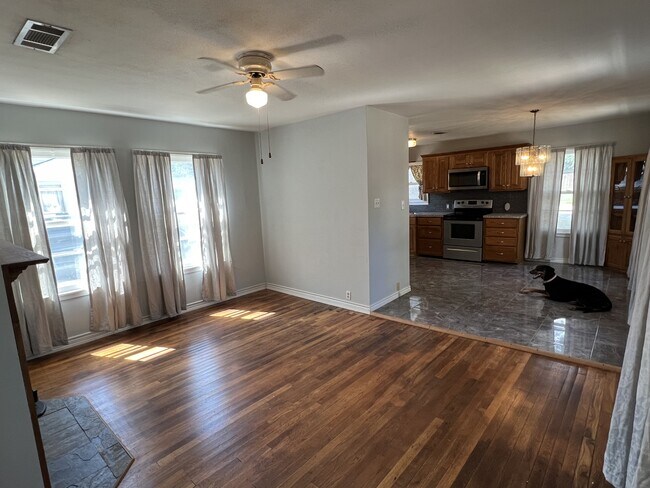 Building Photo - 920 E Walnut St