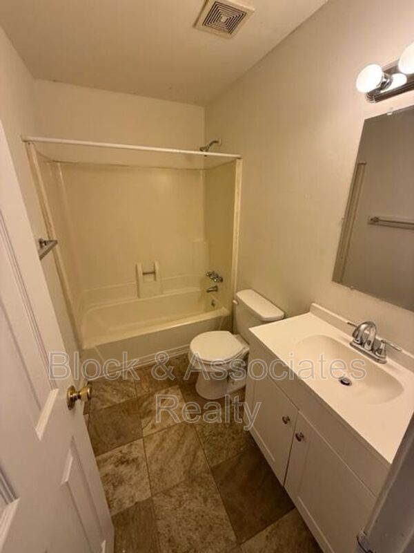 Building Photo - 1970 Lakeview Rd