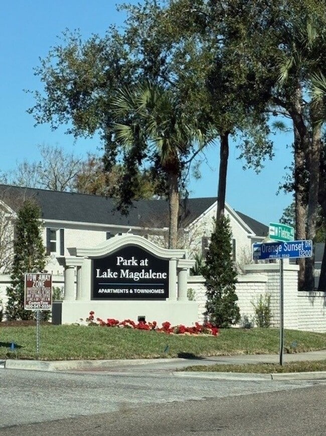 Building Photo - Whispering Oaks