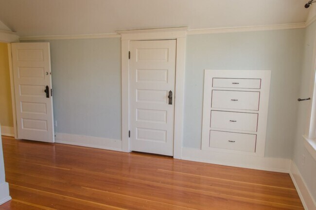 Building Photo - 4Bd/2.75Ba Seattle House