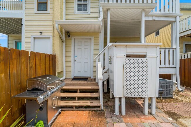 Building Photo - 7405A Beach Dr