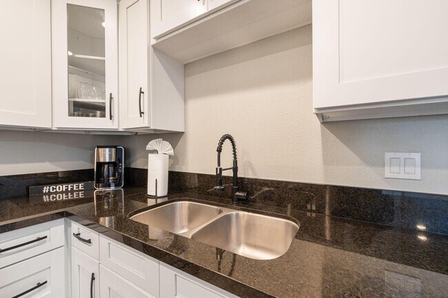 Building Photo - 82934 Vía Venecia