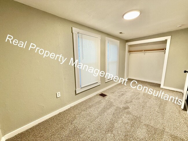 Building Photo - Updated 2-Bedroom Duplex in Kansas City, KS