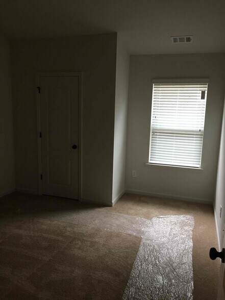 Building Photo - 3085 Clear View Dr