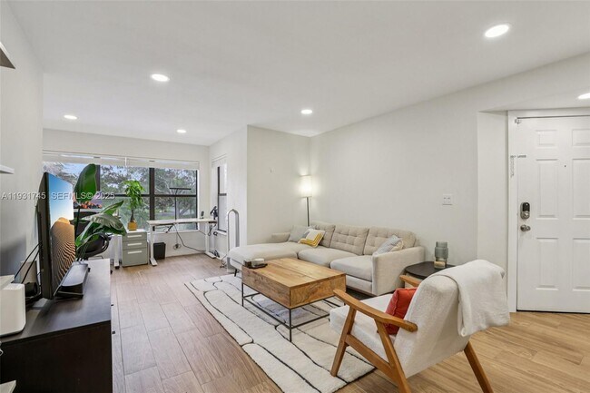 Building Photo - 2926 S University Dr