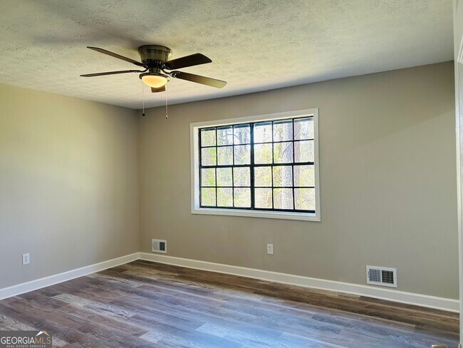 Building Photo - 6165 Radford Dr