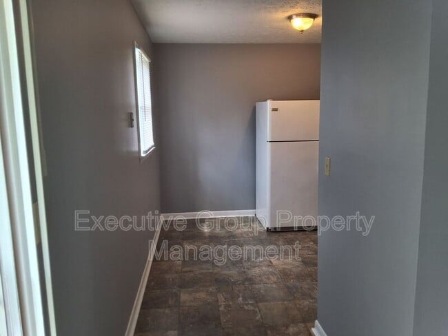 Building Photo - 253 University Dr
