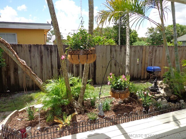 Building Photo - 11751 Oleander Dr