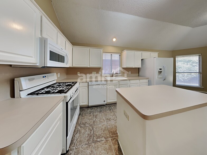 Building Photo - 6215 Hillside Ln