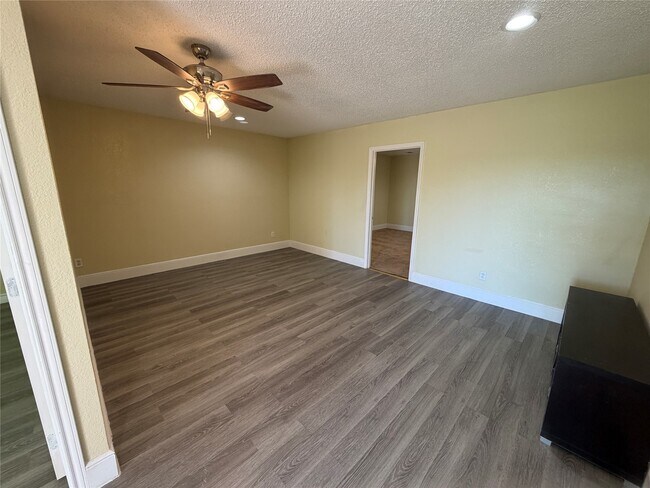 Building Photo - 2501 Maple St