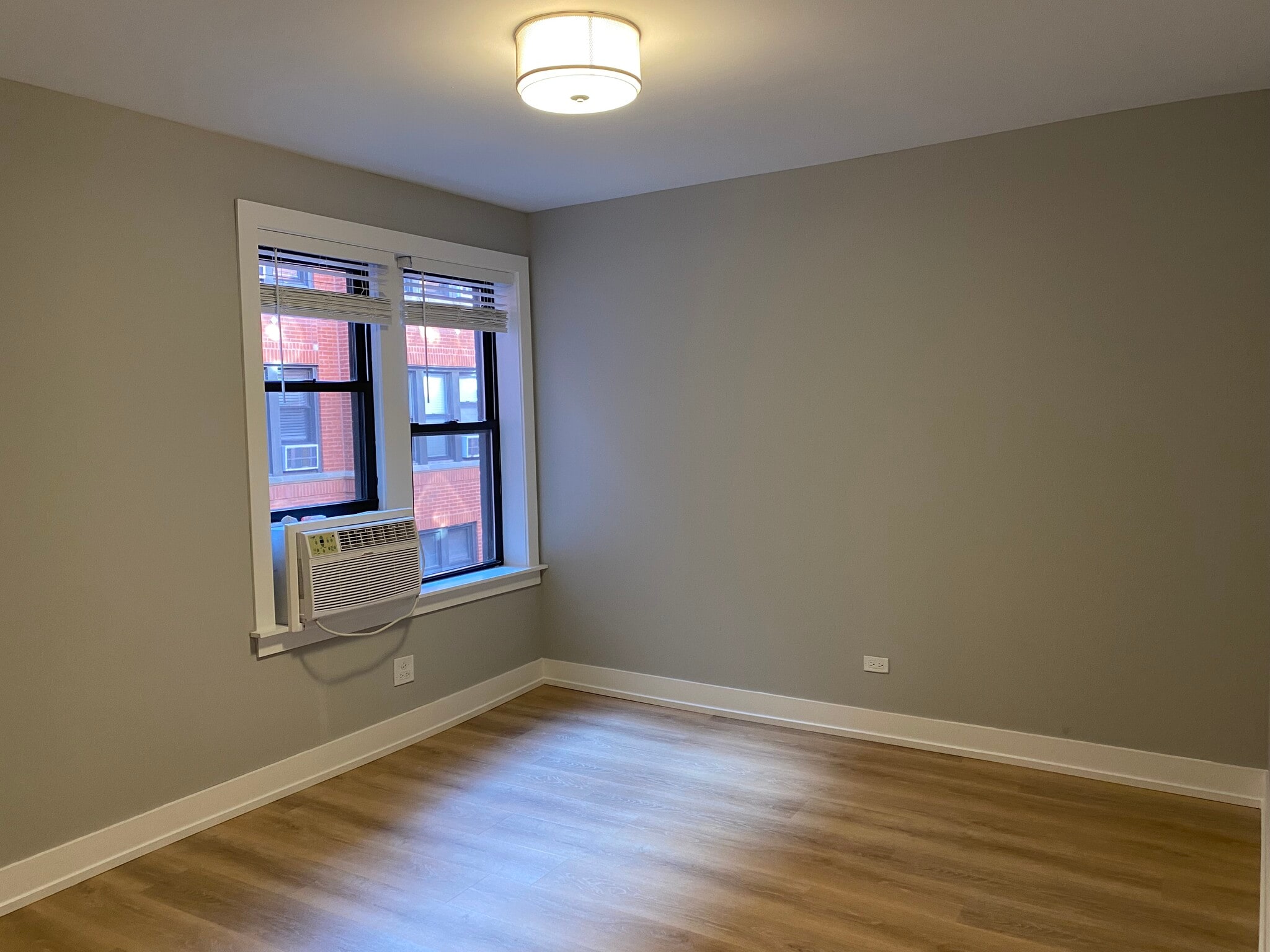 Building Photo - 3925 N Janssen Ave