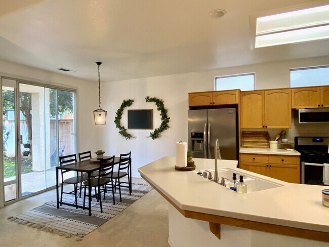 Building Photo - $2,450 Beautiful 3 Bedroom Home In  The Qu...