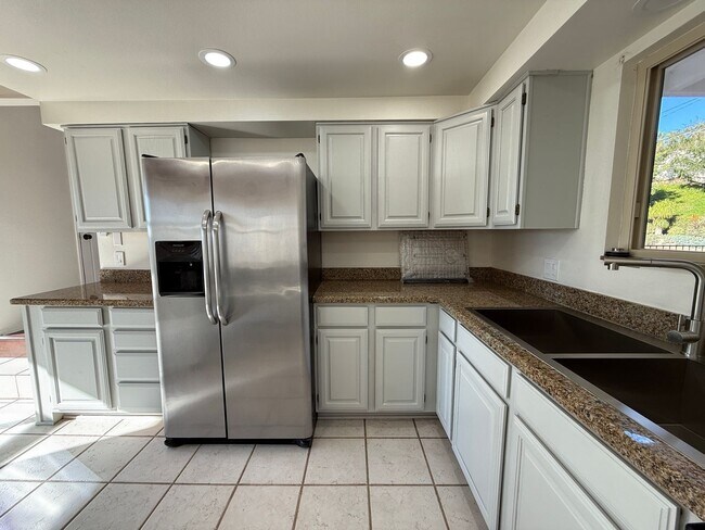 Building Photo - Ventura Hillside Beauty with 3 bedrooms, a...