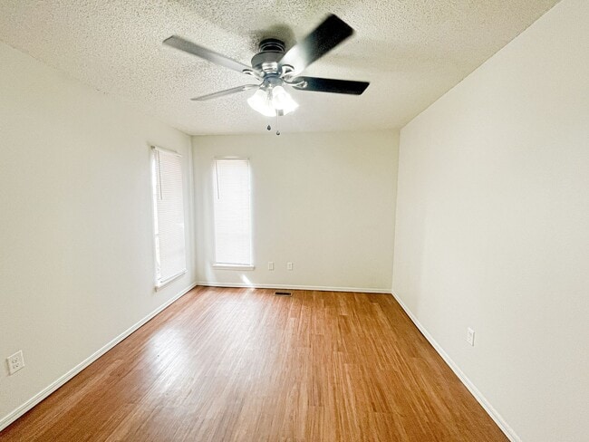 Building Photo - 3 Bed 1.5 Bath - Moore