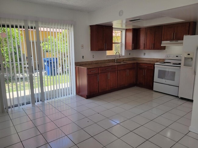 Building Photo - 2500 NW 52nd Ave