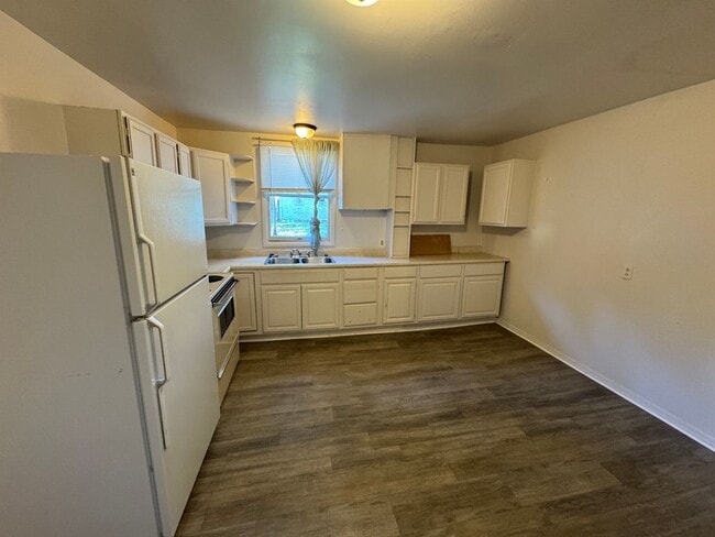 Building Photo - Cozy 3 Bed 1.5 Bath House