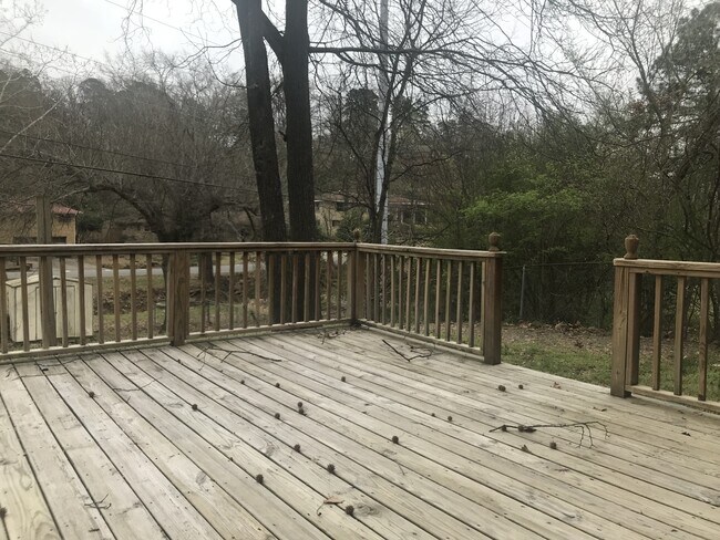 Building Photo - 323 Auburn Dr