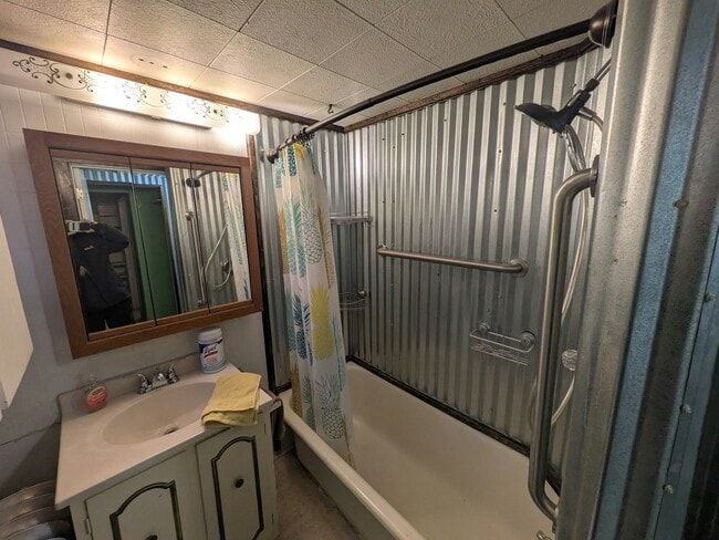 Building Photo - 82 200 N