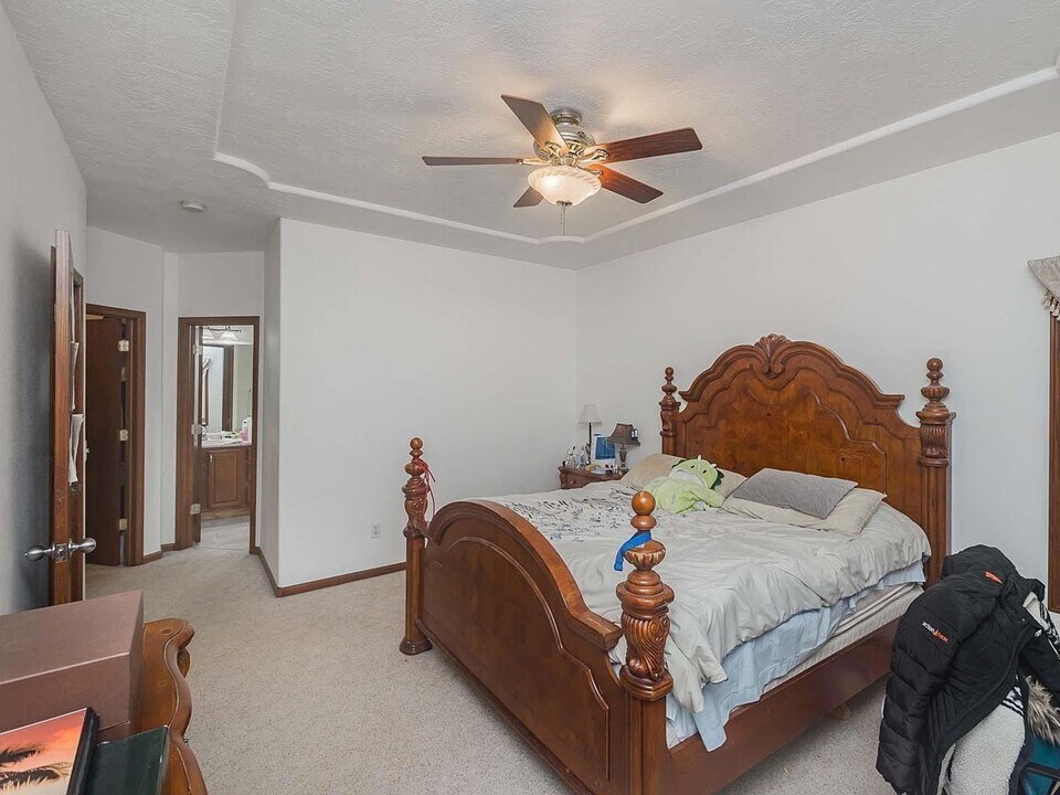 Building Photo - 809 S Outlook Dr