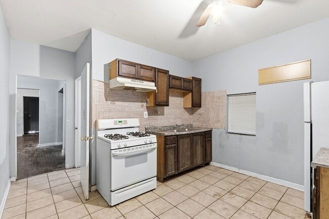 Building Photo - 6913 S Throop St