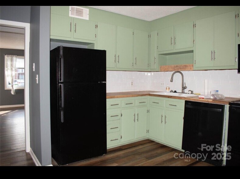 Building Photo - 1300 Larchmont Pl