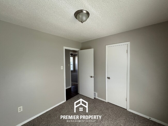 Building Photo - 6200 Somerset Cove