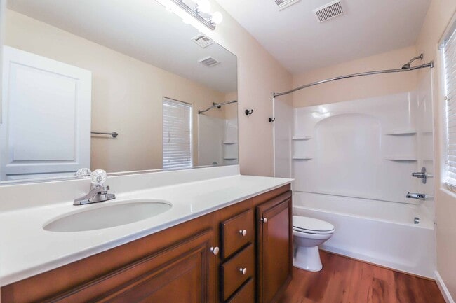 Building Photo - 3 BEDROOM HOME IN HENDERSON!